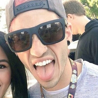 no me sigas acá, seguime en @heavydirtylua te devuelvo el follow ☻