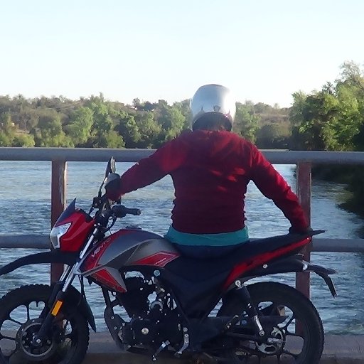 me encantan las aventuras en moto :3