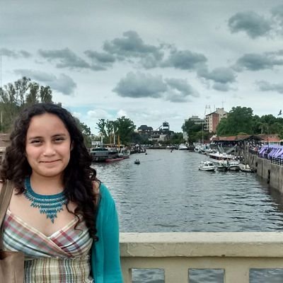 Natalia expulsada al país de las maravillas, para Natalia hoy es siempre todavía. Mariposa de sueño, mariposa en arrullo, mariposa de menta..
