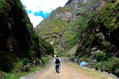 Me gusta viajar, caminar por una montaña y tener el privilegio de ver un paisaje que te quite el aliento.
https://t.co/TRFPL9TdEz. UCA, Biol. UNMSM, biogeografo, sinanterologo.