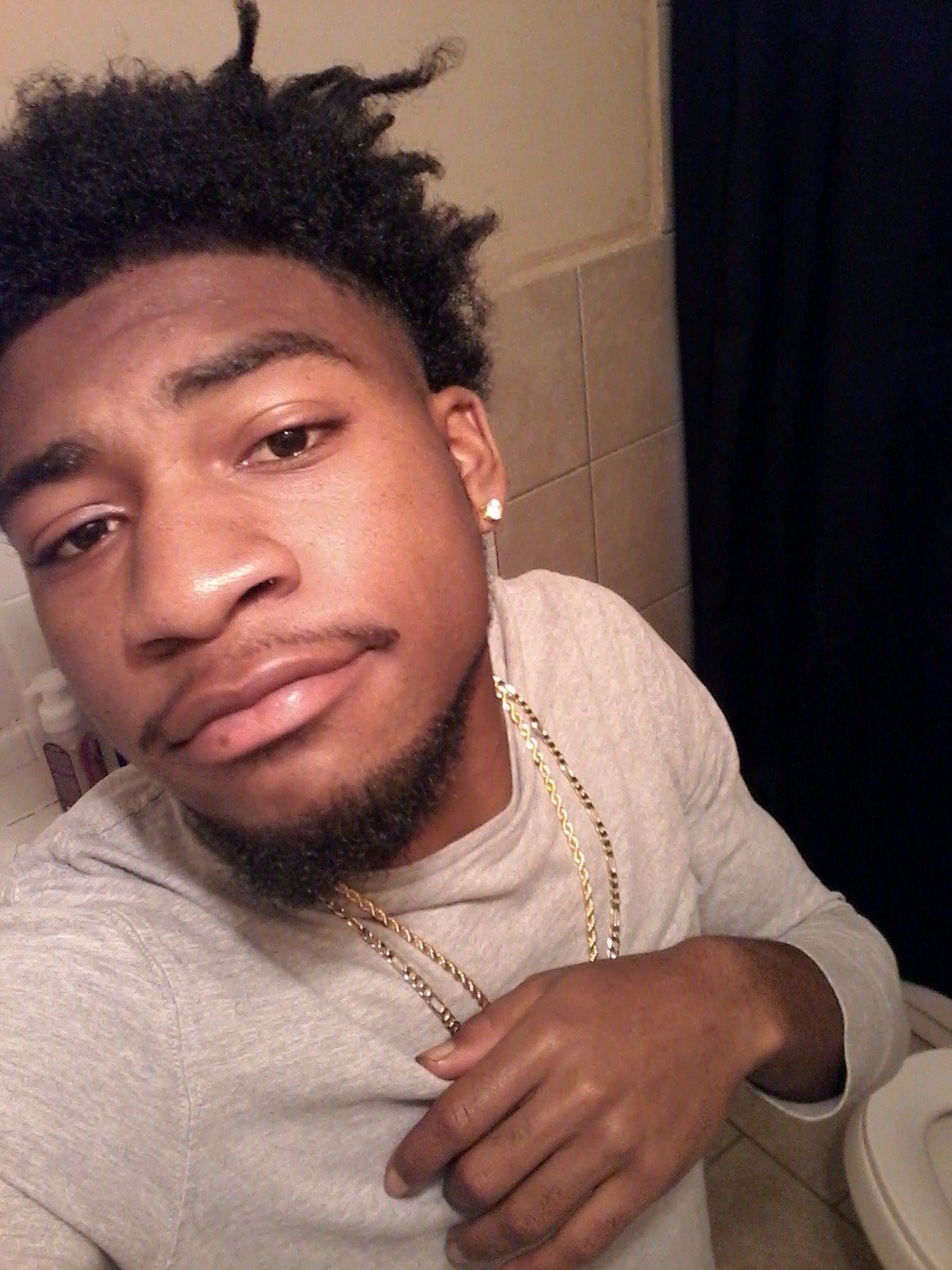 #aquarious ♒
Fuk wit many don't trust plenty everybody around me tryna swerve a Bentley don't be mad if I swerve on you I just saw that u was someone stingy