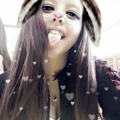 •Natural da Amadora, agora Cdr🏡
•1.70 a pequena do Marido '08💍👑💖
•Máu feitio da zona ,só ele me aguenta o resto e invejosos 😄👿👊💪
•Sigam 💋🔝