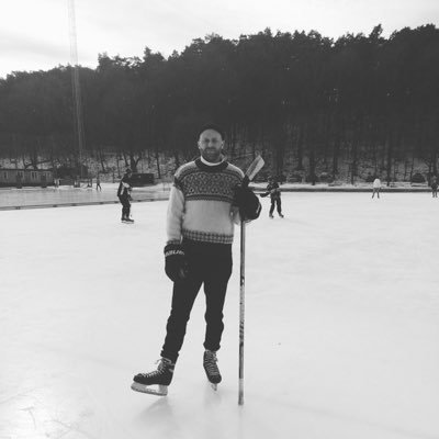 Far. Lärare. Fd. Umebo. Åtta år i Uppsala, numera boendes i Sundsvall. Hjärtat klappar för Björklöven. Är svag för marginalsporten innebandy.