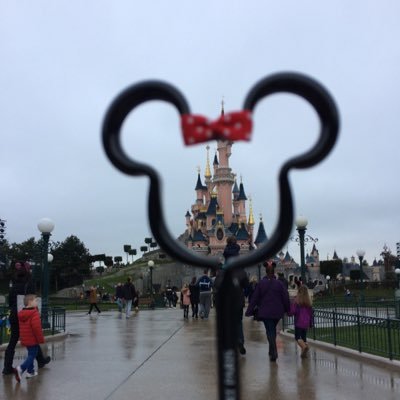 Je vais à Disney depuis toute petite je connais tous par cœur et grâce à mon Twitter vous aussi ❤️je vais vous montrer tous ce qu'il y a à connaître sur Disney.