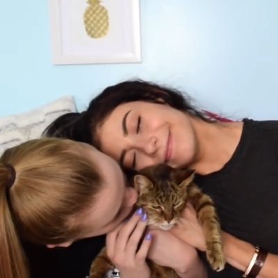 gratefulnatanna's profile picture. Don't follow /// @tanaworldtour