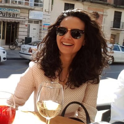 Dedicada en cuerpo y alma a @CeliaEventos. Amante de las cosas bonitas y muy soñadora.