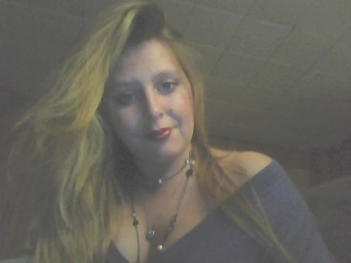 Im asweet 20somethhing year old,Im 5'5thick inda thighs n blue eyes n,hair that comes to my ass,117 pnds