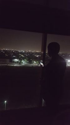 Un par de jovenes, un montón de recuerdos y sentimientos que cuentan más de una historia.