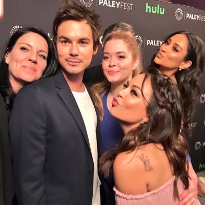 Troianbellt's profile picture. Troian and the pll cast