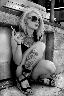 Desconfío de la gente, me encariño muy rápido, soy sensible, aveces soy insoportable, digo lo que pienso y por eso no tengo amigos y la verdad no me importa
