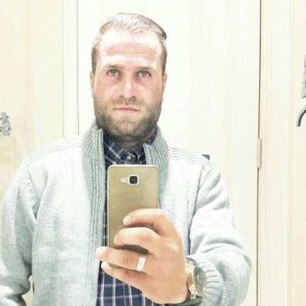 اعشق ثلاث اشياء في حياتي.
عشقي للصلاه اولا..
ثم عشقي لا امي وابي.
وعشقي لصديق لا يفارق قلبي...ahmad shana