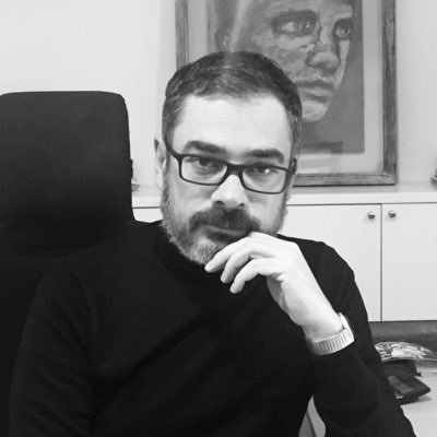 Director creativo. Periodista. “Guionista de la ocurrencia”, como me definió @As_TomasRoncero.