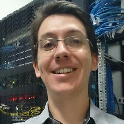 Eu sou eu! Apaixonado por informática e amante da Televisão. Já fui um cinéfilo e também gamemaniaco. Acho que sou normal!