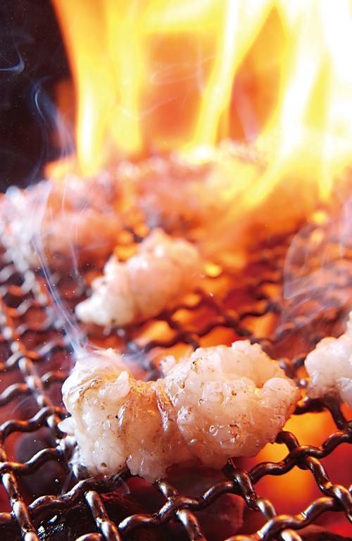 福岡の大名にあるホルモン専門の焼肉屋です。鹿児島から直送で送られてくるホルモンは何と26種類以上！普段はお目にかかれない部位からスタンダードな部位まで取り揃えております。また仕込みに命をかけております。是非磨きぬかれたホルモンをお試し下さい(^^♪