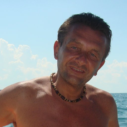 Contador, periodista, productor de programas de radio y TV, asesor de empresas, buzo