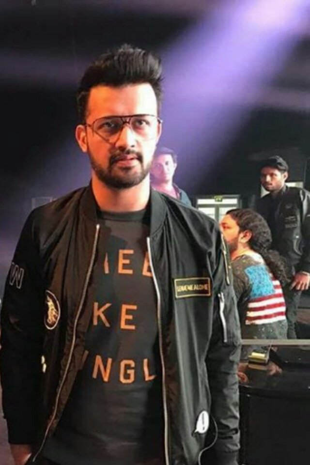 I'm cute girl 💕 and big fan of my luv my Jan aadee love u atif meri jan