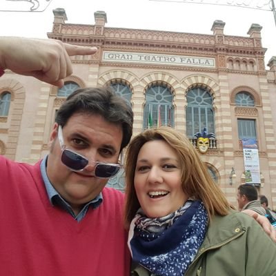 Profesora en la Escuela Universitaria de Osuna. Andaluza por los cuatro costaos, capillita, feriante y carnavelera