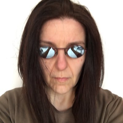 mediamente lunatica ... ma affidabile - visual designer e manipolatrice di pixel a caso