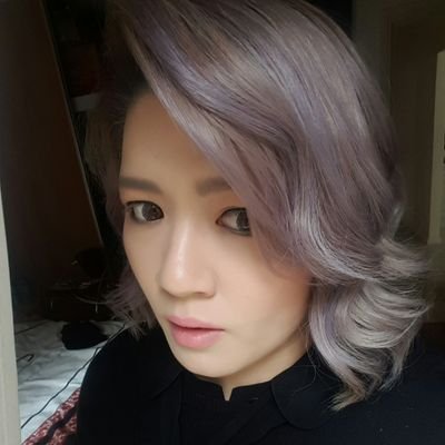 Loves SHINHWA...not one but all six 🍊 (´ ▽｀).ｏ♡ 
Hairdresser but also obsessed with makeup (*˘︶˘*).｡.:*♡ 
Adelaide Crows Supporter (ღ˘⌣˘ღ)