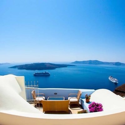 Panorama enjoys a central location in Fira featuring a swimming pool and stunning volcano views. 
All rooms Offering panoramic caldera views.