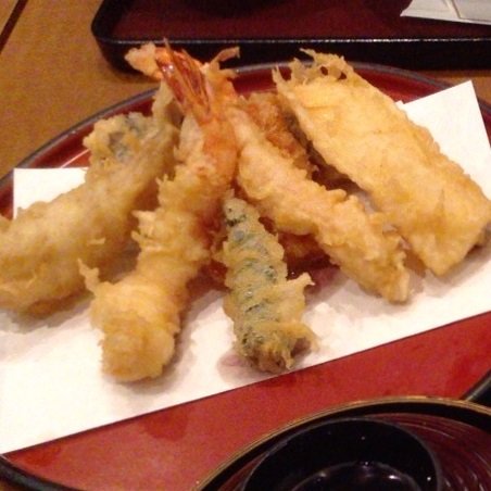 天ぷらにふさわしいものから、全く合わないものまで色々流れます。リプをもらうと約半日後に「（リプ）の天ぷら」とか呟くかも。何かあったら中の人(@shaoppp)まで。
