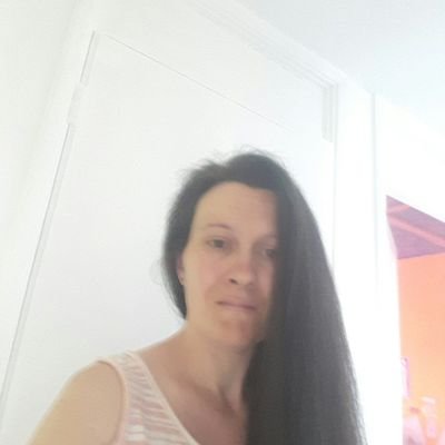 mum of 4 student and employee works hard for a living,enjoys reading writing and laughing