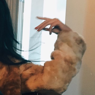 eleanorbeale's profile picture. drake's crush in '11 // busy harnessing the power of bioluminescence // (she/her)