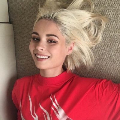 NinaNes_rpg's profile picture. Nina Nesbitt, 17 ans, lycée Jules Ferry