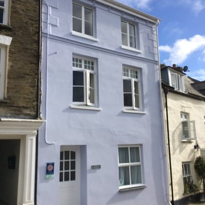 Formerly an old bakery, Cob Cottage is a magnificent three story self catering townhouse just 200 yds from Padstow Harbour. Four star Gold Visit Britain rated.