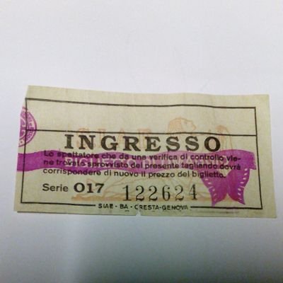 Un calcio ai politici e forte.