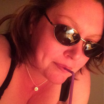 Florist💐crafter✂️artist🎨animal lover😻walker👣reader📚chocolate & coffee addict🍫☕️
