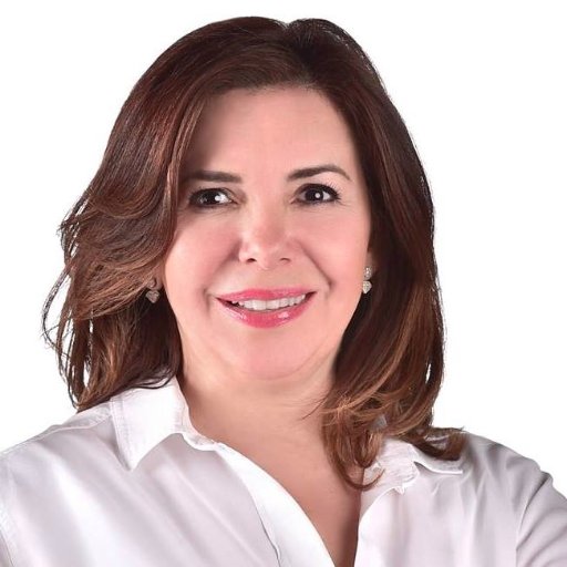Coahuilense, Lagunera, esposa y madre de 3 queridos hijos.