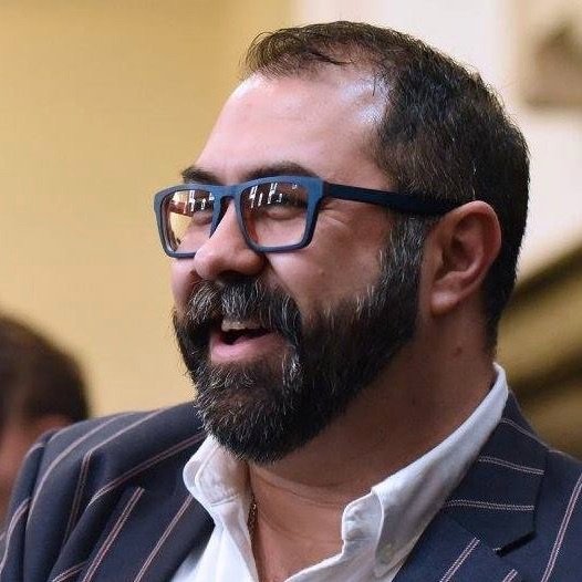 Co-founder of @mavericksunltd. Mentoring Mavericks to create a world that works. Coach. Writer. Spiritual Teacher. Guitarist. Alchemist. Tenor. Geek. Bear.