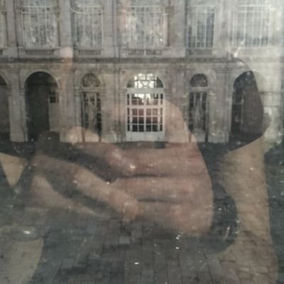 poetcaos's profile picture. Escribiendo para volver al camino, para perderme o encontrarte.