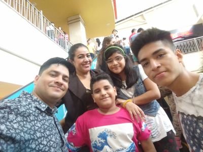 Amo a mi familia con todo mi corazón carajo....