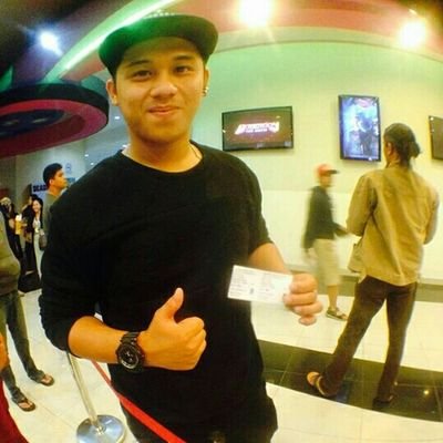 Yang bersembunyi dalam sajakku, memilih hilang di sudut bibirku...#Follback.