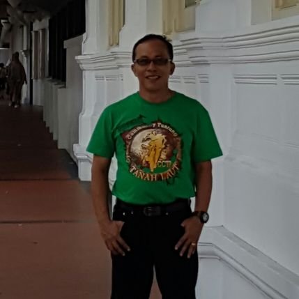 dari keluarga sederhana dan tetap setia dg kesederhanaan...