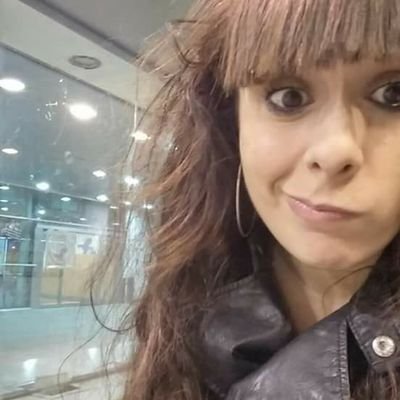 24. Criminóloga. Me encanta hacer reiir, y las papas con huevos! :)         Cádiz