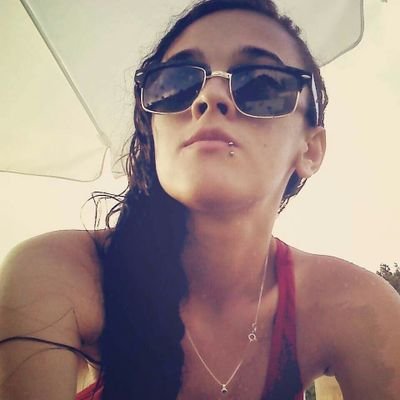 Eu sou o caos. Eu sou a bagunça. Eu sou a tempestade que nunca passa... Mantenha-se distante.