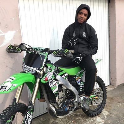 Mouska269's profile picture. Ont aurait pu percer dans le foot mais on c'est tromper d'herbe .. #L💍