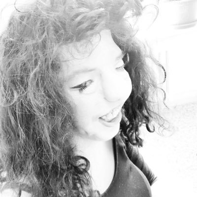 Amo leggere , scrivere , studiare ed ascoltare musica.