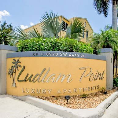 Our pet friendly, 1- and 2-bdrm townhome apartments and flats are fully equipped and conveniently located. Come and see why Ludlam Point is the place to live!