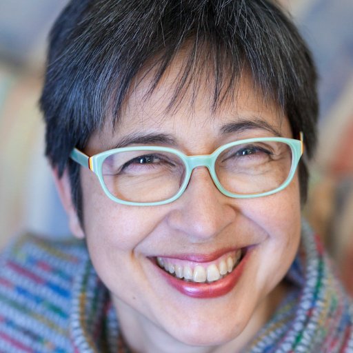 Créatrice de sons et de mouvements pour activer votre plein potentiel. Traductrice de textes et de projets pour donner corps à vos rêves.