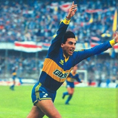 Cordobés en Buenos Aires. Tercera generación de hinchas de Boca (educando a la 4ta). Contador.