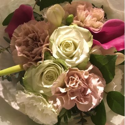 たなか 今日はデルフィとspバラ スイートオールド 一輪挿しはこんぐらいがちょうどよい あと初めてスタバのリザーブ店 行った カフェモカにしたんだけどよりクリーミーでお姉さんの言う通りココアみたいだったカード可愛い
