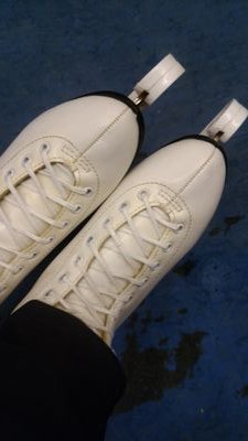 YOIからスケート熱再燃。ようやく教室に通いはじめた初心者　成人とっくに済
靴新調しました。ジャクソンフリースタイルにコロネーション。