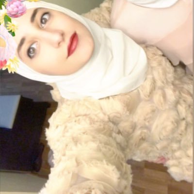 chocoholic_me's profile picture. 18 years old chocoholic and a bookworm 🙈
