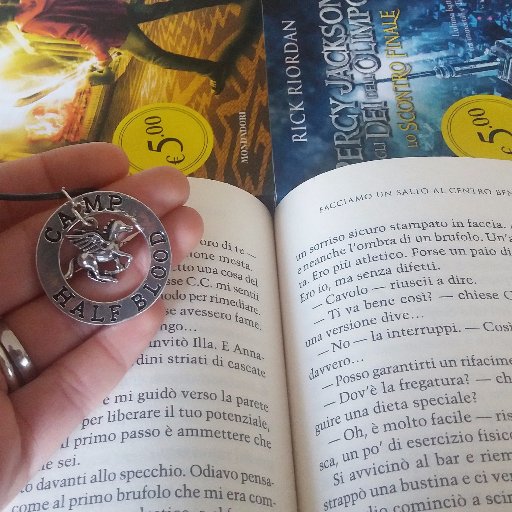 Sono Ilenia, una ragazza innamorata della lettura! Per questo, ho deciso di aprire Libri di Cristallo, un blog interamente dedicato ad essa!