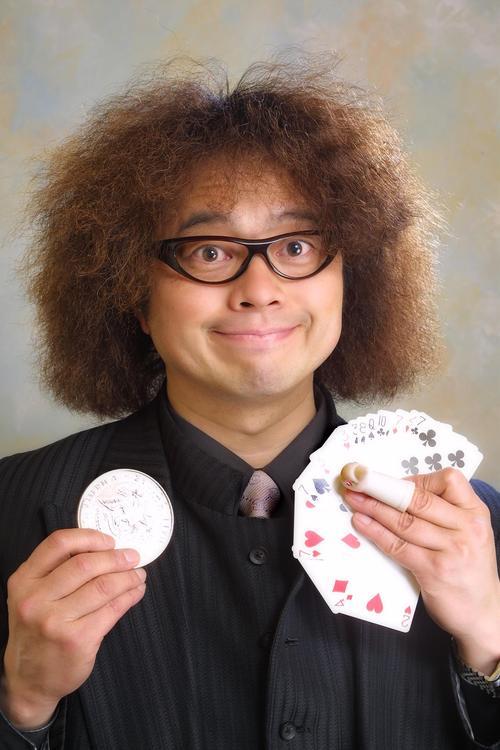 fujikku's profile picture. カード、コイン、ボール等を使用したテクニック系コメディーマジシャン。 ２～３人程度のお客様の目の前で見せるテーブルマジックから ２００人程度のお客様にお見せするステージマジックまで対応可能。 コンテスト入賞回数日本一。世界大会出場多数 世界大会でも評価された脅威の技術をお楽しみください。