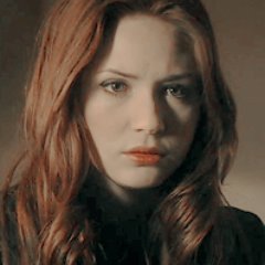 › ｐｏｉｓｏｎｅｄ ｂｌｉｓｓ. 「 she went mad but i'm not clueless 」 ❝You seem to have me confused with some damsel in distress.❞ » can't you see? i'm toxic; just stay away!